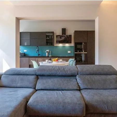 Contemporary Near Lungarno Cellini Apartment